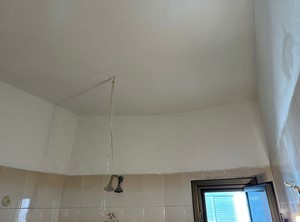 הסרת עובש וצבע לבן נגד עובש במקלחת